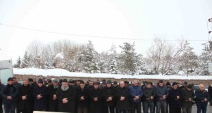 Depremde hayatını kaybeden çocuk Ahlat'ta toprağa verildi