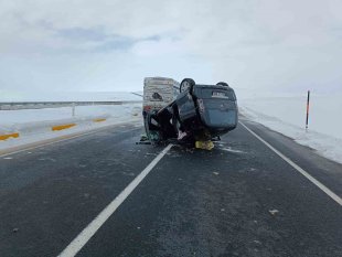 Ağrı'da hafif ticari araç takla attı: 3 yaralı