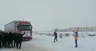 Kars'tan deprem bölgesine yardımlar sürüyor