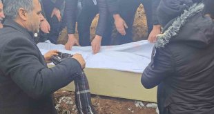 Depremde hayatını kaybeden polis memuru, eşi ve kızı gözyaşları arasında toprağa verildi