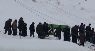 Depremde hayatını kaybeden anne ve 2 çocuğu gözyaşları arasında toprağa verildi