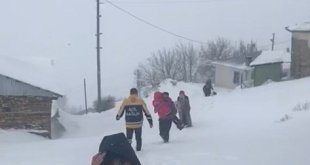 Sağlık personeli karda mahsur kalan hasta çocuğu kucağında böyle taşıdı