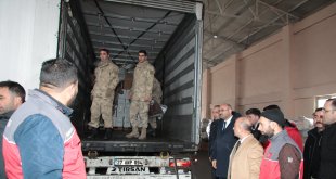 Ağrı'dan deprem bölgesine personel, araç ve yardım malzemesi gönderildi