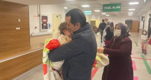 Adıyaman'da yıkılan binanın enkazından çıkarılan anne ve çocuğu Van'a getirildi