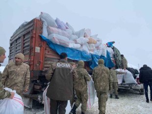 Sarıkamış'tan deprem bölgesine 2 TIR dolusu yardım yola çıktı