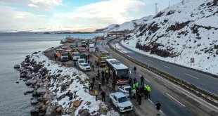 Van'dan Malatya'ya iş makinesi ve temel ihtiyaç malzemesi sevkiyatı