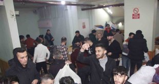 Hakkarili gençlerden depremzedelere için yardım kampanyası