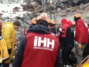 Depremden onlarca saat sonra enkazdan sağ çıkarıldı