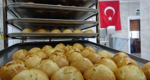 Meslek lisesinde depremzedeler için günde 15 bin ekmek üretiliyor