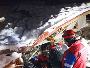 Memur-Sen Van ekibi deprem bölgesinde hayat kurtardı