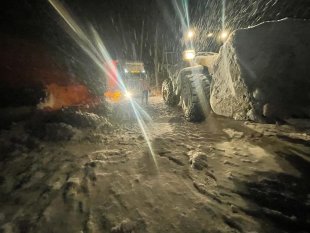 Yolda kalan yardım tırları kurtarıldı