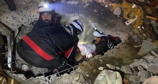 Van'dan deprem bölgesine giden ekipler enkaz altından 9 kişiyi kurtardı