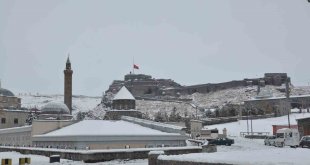 Kars'ta bayraklar yarıya indirildi