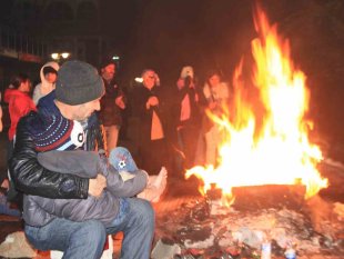 Depremden etkilenen Malatyalılar akşamı dışarıda geçiriyor