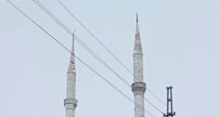 Depremde cami minaresi beşik gibi sallandı, o anlar kamerada
