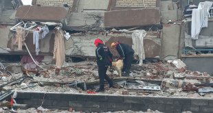 Malatya'da hasarlı binada kurtarma çalışması yapan ekipler enkazın altında kaldı