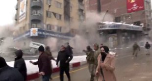 Deprem bölgesi beşik gibi, 7,5 büyüklüğünde artçı deprem hasarlı binayı böyle yıktı