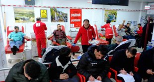 Erzincan'da vatandaşlar kan merkezlerine akın etti