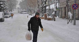 Kars'ta kar yağışı hayatı olumsuz etkiliyor