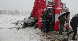 Tunceli'de otomobil ve tırın çarpıştığı kazada 2 kişi yaralandı