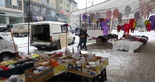 Kar nedeniyle müşteri bulamayınca kar topu oynadılar