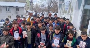 Kaymakam Alimoğlu çocuklara kitap hediye etti
