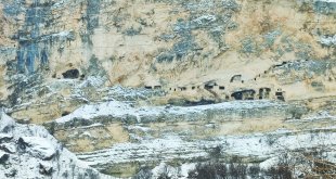 Tunceli'deki tarihi İn Delikleri kar ile beyaza büründü