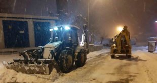 Çukurca'da kar küreme ve tuzlama çalışması