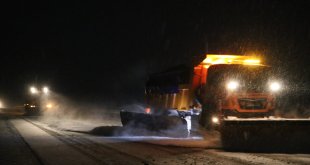 Ağrı'da kar yağışı ulaşımda aksamalara neden oldu