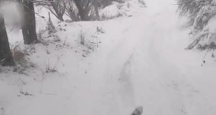 Elazığ'da çocuklar karın keyfini küvetle kayarak çıkardı