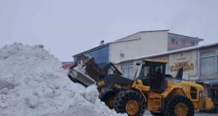 Varto Belediyesi kar nakli çalışması başlattı