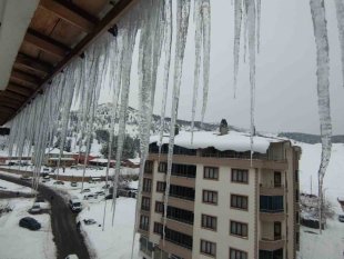 Bingöl'de 1,5 metrelik buz sarkıkları oluştu