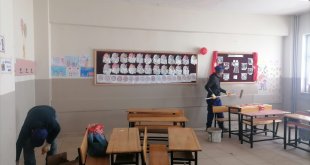 Hakkari'de usta öğretici ve öğrenciler köy okulunu onardı