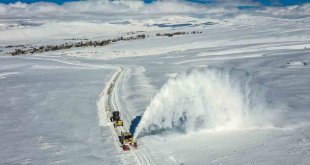 Van Büyükşehir Belediyesinden Süphan Dağı eteklerinde zorlu kar mesaisi