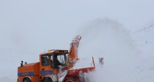 Erzincan'da kar ve tipiden kapanan 55 köy yolu ulaşıma açılıyor