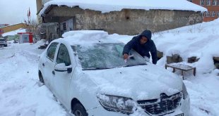 Karlıova'ya kar geldi, çatılarda sarktılar oluştu