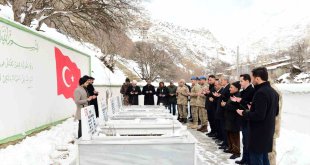 Çatak'ta çığ şehitleri unutulmadı