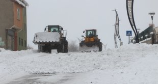 Karlıova'da ekipler, kar nedeniyle kapanan yolların açılması için seferber oldu