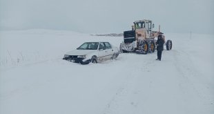 Van'da yolda mahsur araçlar karla mücadele ekiplerince kurtarıldı