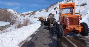 Yoğun kar nedeniyle kapatılan Hozat-Ovacık kara yolu ulaşıma açıldı