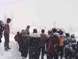 Kardan kapanan yol açılarak hastaya ulaşıldı