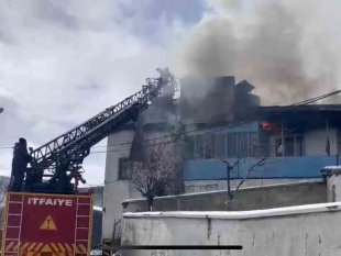 Refahiye'de ev, ahır, samanlık ve traktör yandı