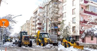 Malatya'da kardan kapanan yollar yeniden ulaşıma açılıyor