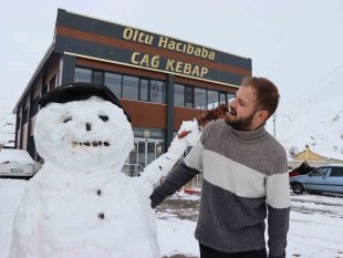 Kardan adam, iş yerine gelenleri cağ kebabı ile karşılıyor