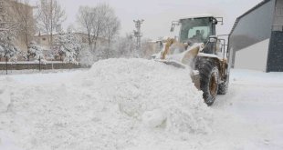 Yakutiye Belediyesi ekiplerinin karla mücadelesi devam ediyor