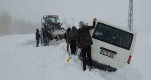 Kara saplanan araçtaki 3 kişi, 3 saat sonra kurtarıldı