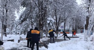 Malatya'da 530 kırsal mahallenin yolu kardan kapandı