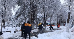 Malatya'da 530 kırsal mahallenin yolu kardan kapandı