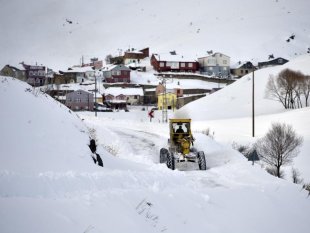 Erzincan'da kar ve tipiden 471 köy yolu ulaşıma kapandı