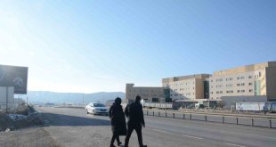 Yaya geçidi olmayan kara yolunda yayalar ölümle burun buruna kalıyor